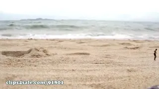 लेस्ली एक हॉट कुतिया है जो गोलियां लेते समय समुद्र तट पर चुदाई करना पसंद करती है.